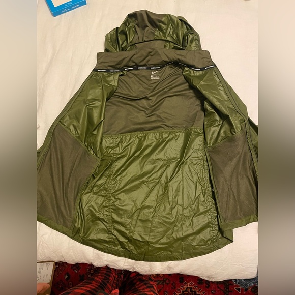 Nike Essential Running Jacket packable - Picture 5 of 15